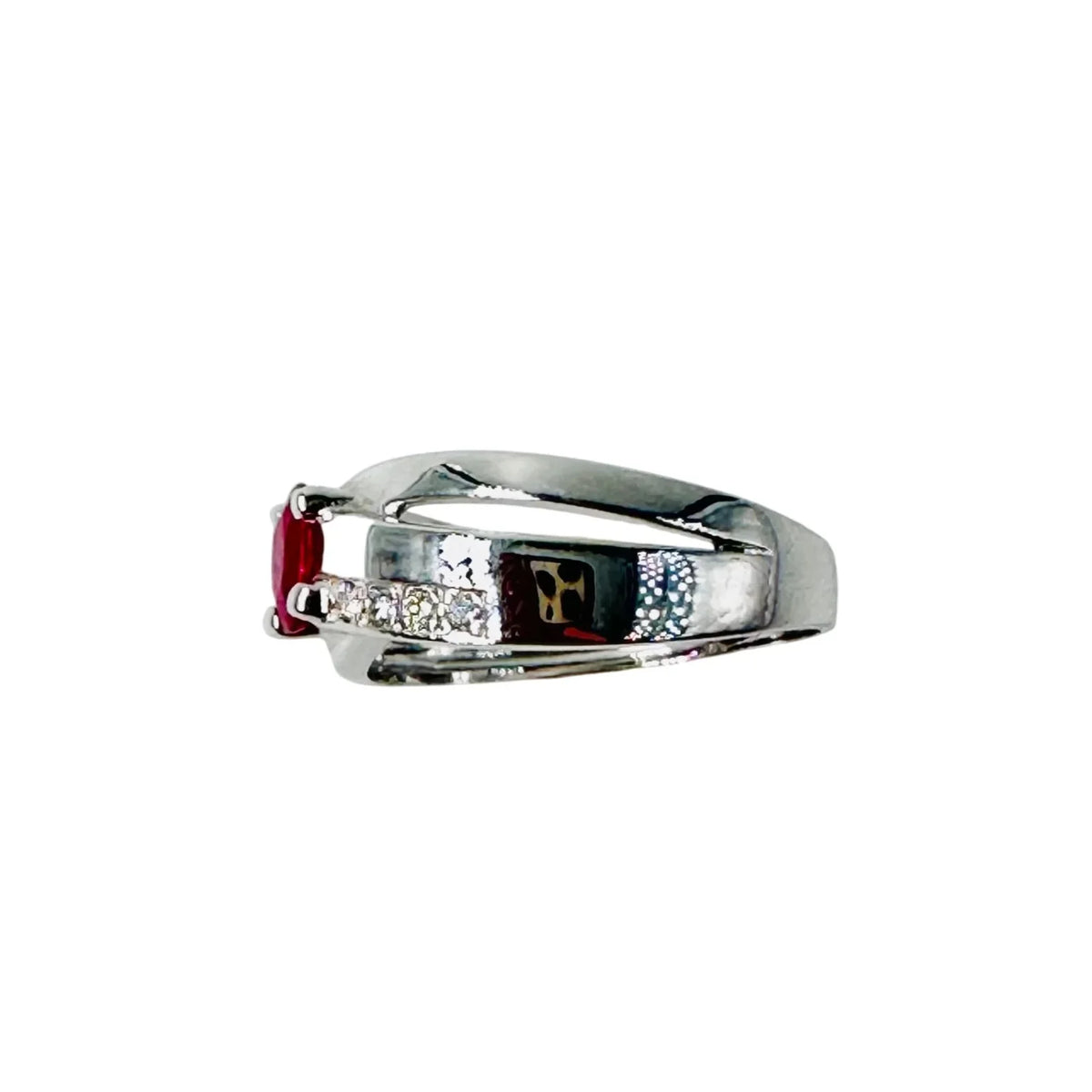 Bague Jonc en or blanc, rubis et diamants