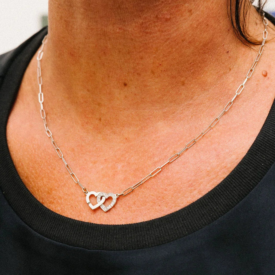 Collier Pendentif DINH VAN "Menottes Double Coeurs R9" en or blanc et diamants