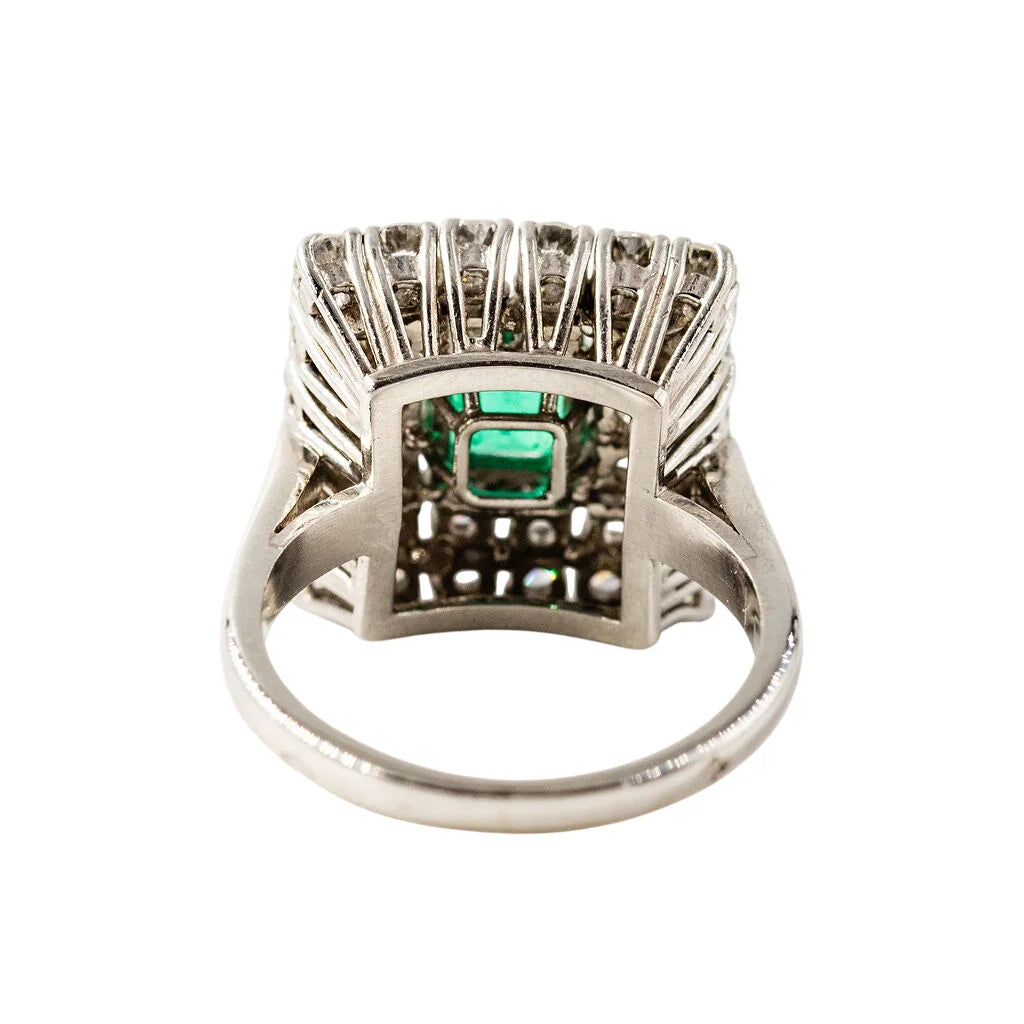 Bague Entourage en platine, émeraude et diamants