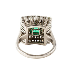 Bague Entourage en platine, émeraude et diamants