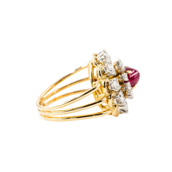 Bague Entourage en or jaune, platine, rubis et diamants