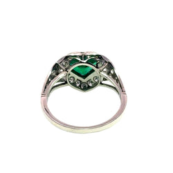 Bague Entourage en platine, émeraude et diamants