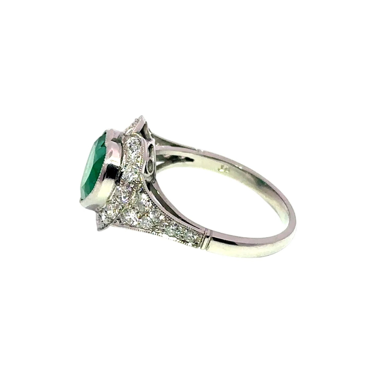 Bague Entourage en platine, émeraude et diamants