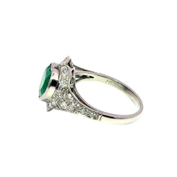 Bague Entourage en platine, émeraude et diamants