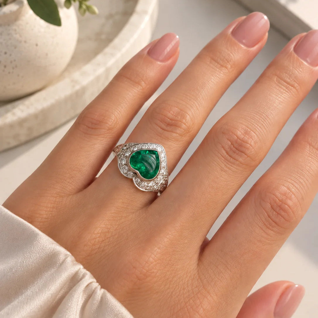 Bague Entourage en platine, émeraude et diamants