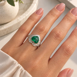 Bague Entourage en platine, émeraude et diamants
