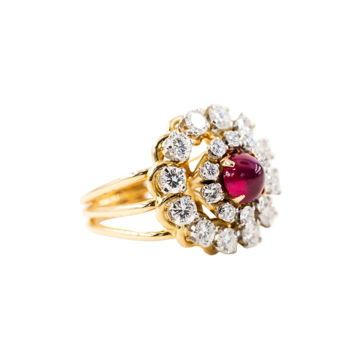 Bague Entourage en or jaune, platine, rubis et diamants