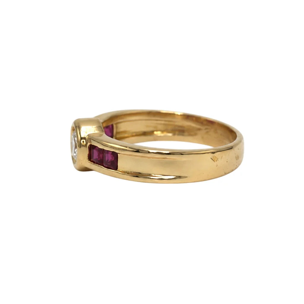 Bague en or jaune, rubis et diamant