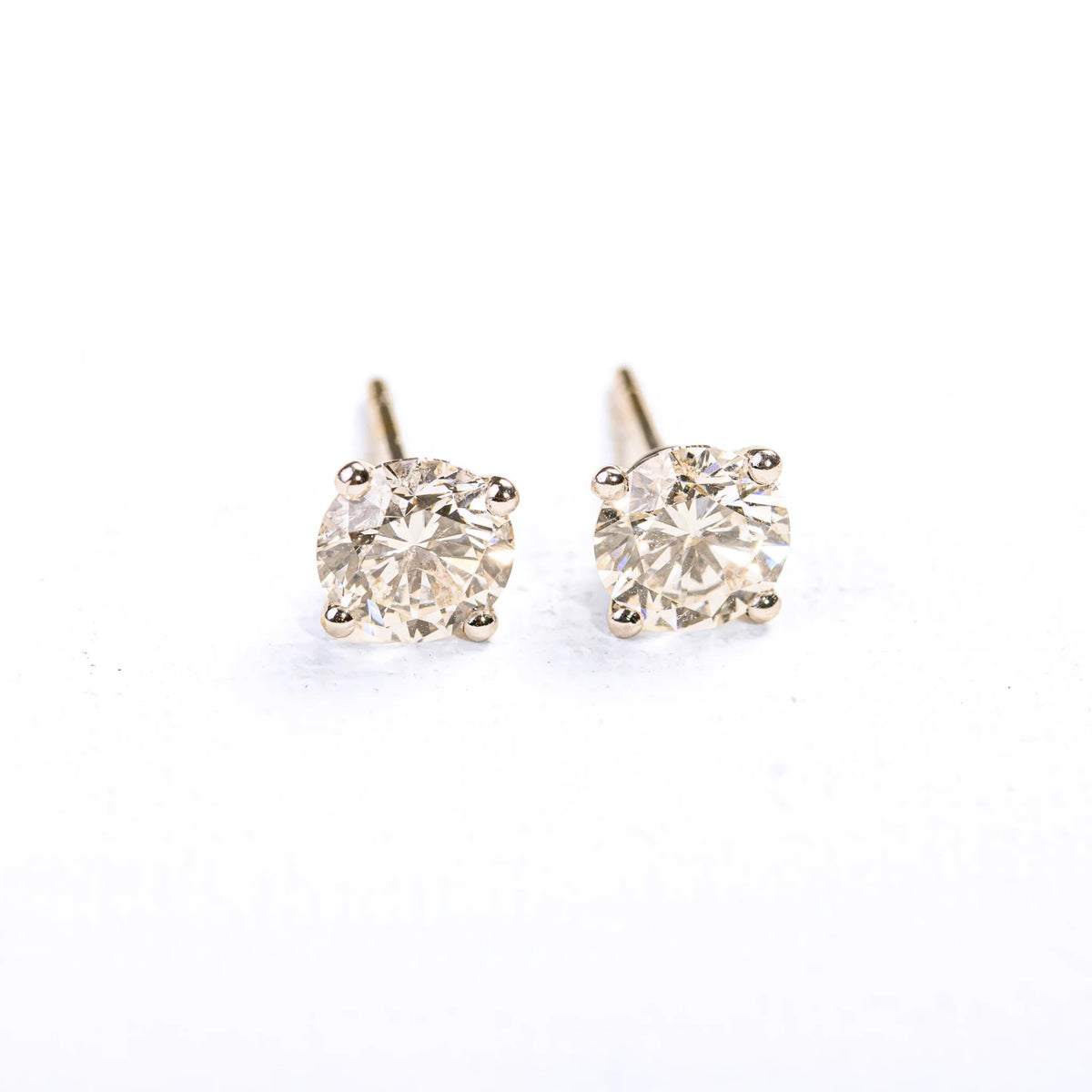 Boucles d'oreilles puces en or blanc et diamants