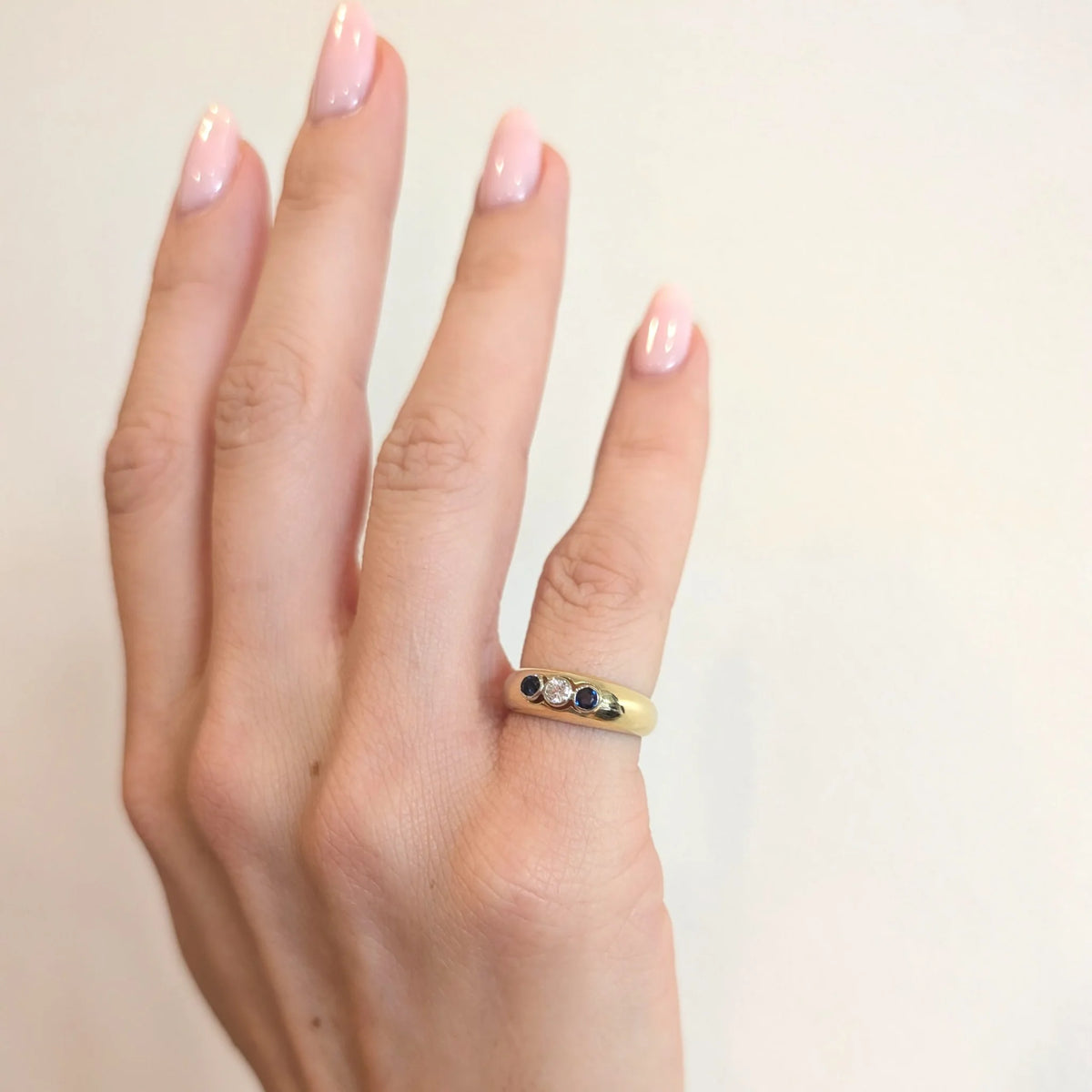 Bague Trilogie en or jaune, saphirs et diamant