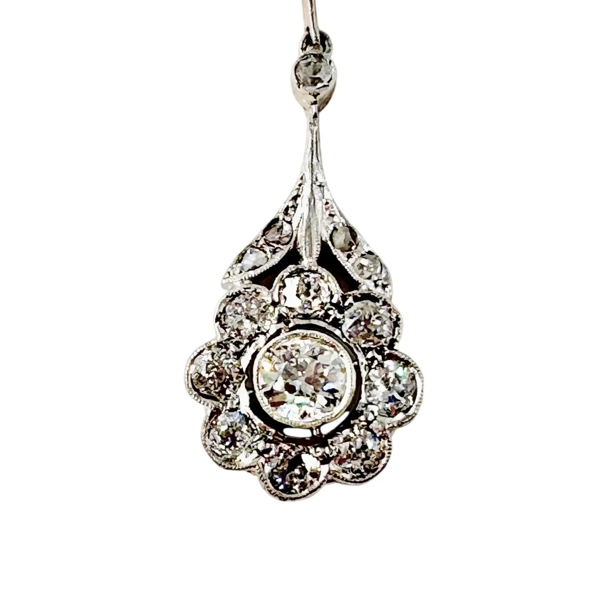 Boucles d'oreilles Belle Époque en platine, or jaune et diamants