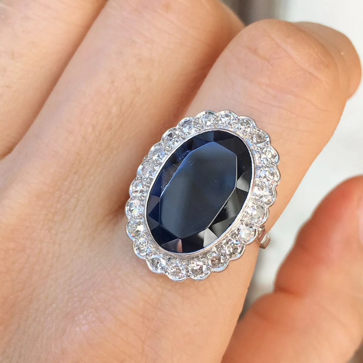 Bague Entourage en or blanc, saphir et diamants