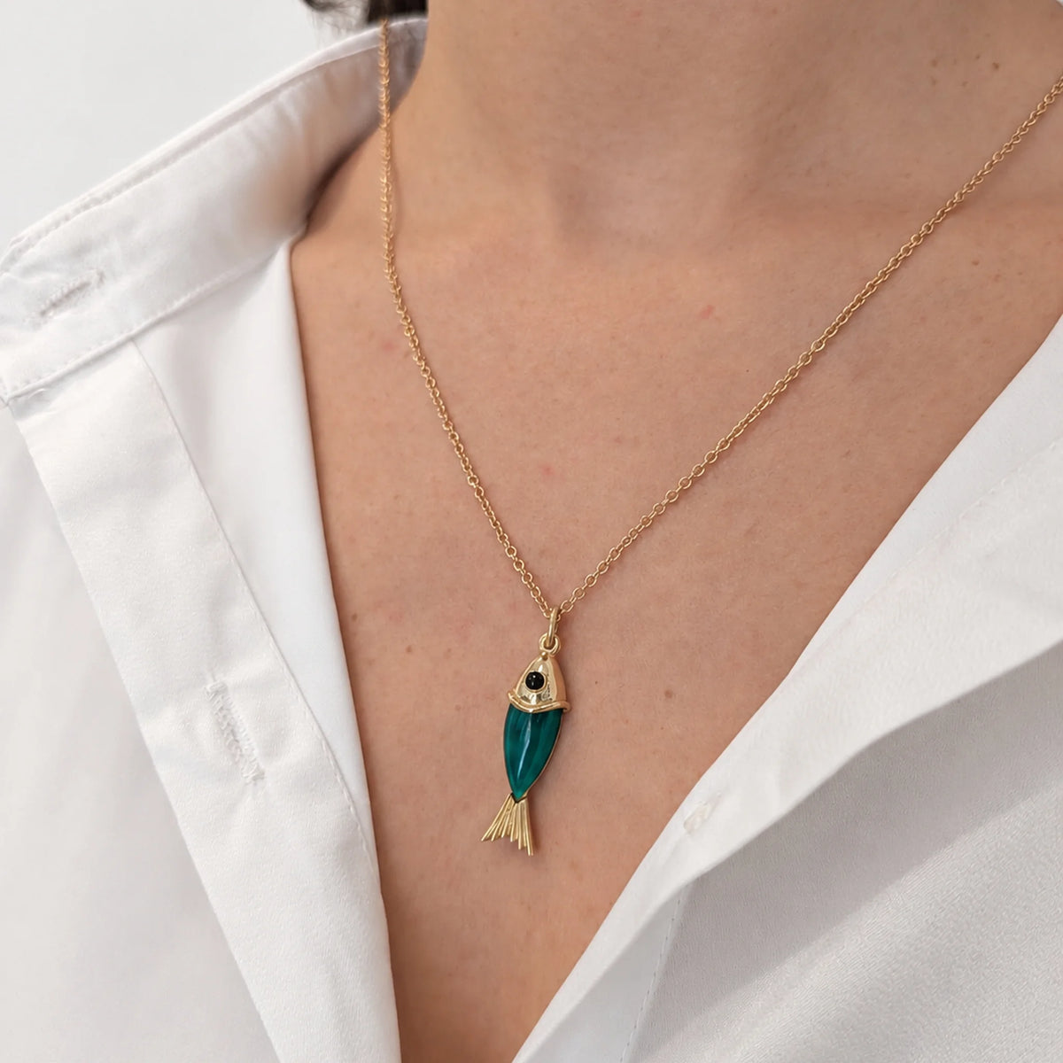 Pendentif en or jaune, calcédoine et onyx