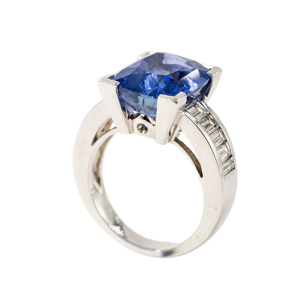 Bague Entourage en or blanc, saphir et diamants