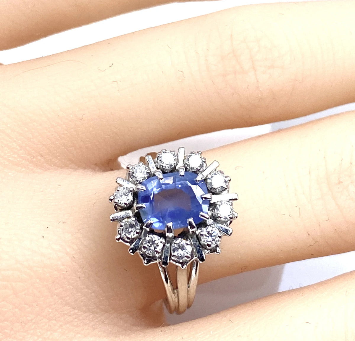 Bague Marguerite en or blanc, saphir et diamants