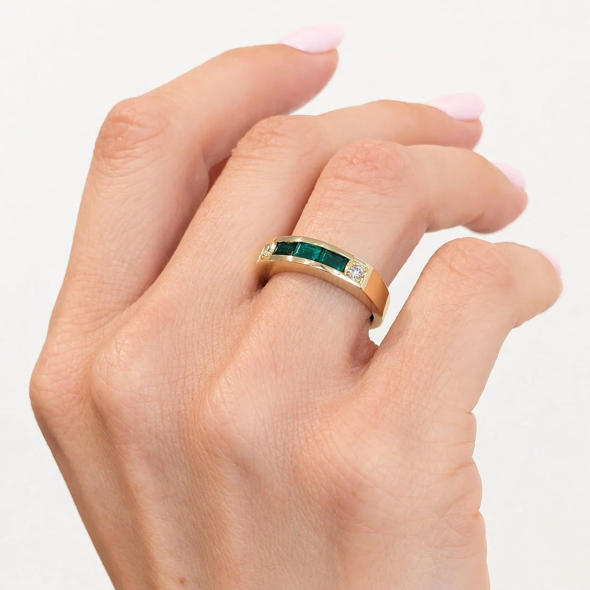 Bague Bandeau en or jaune, émeraudes et diamants