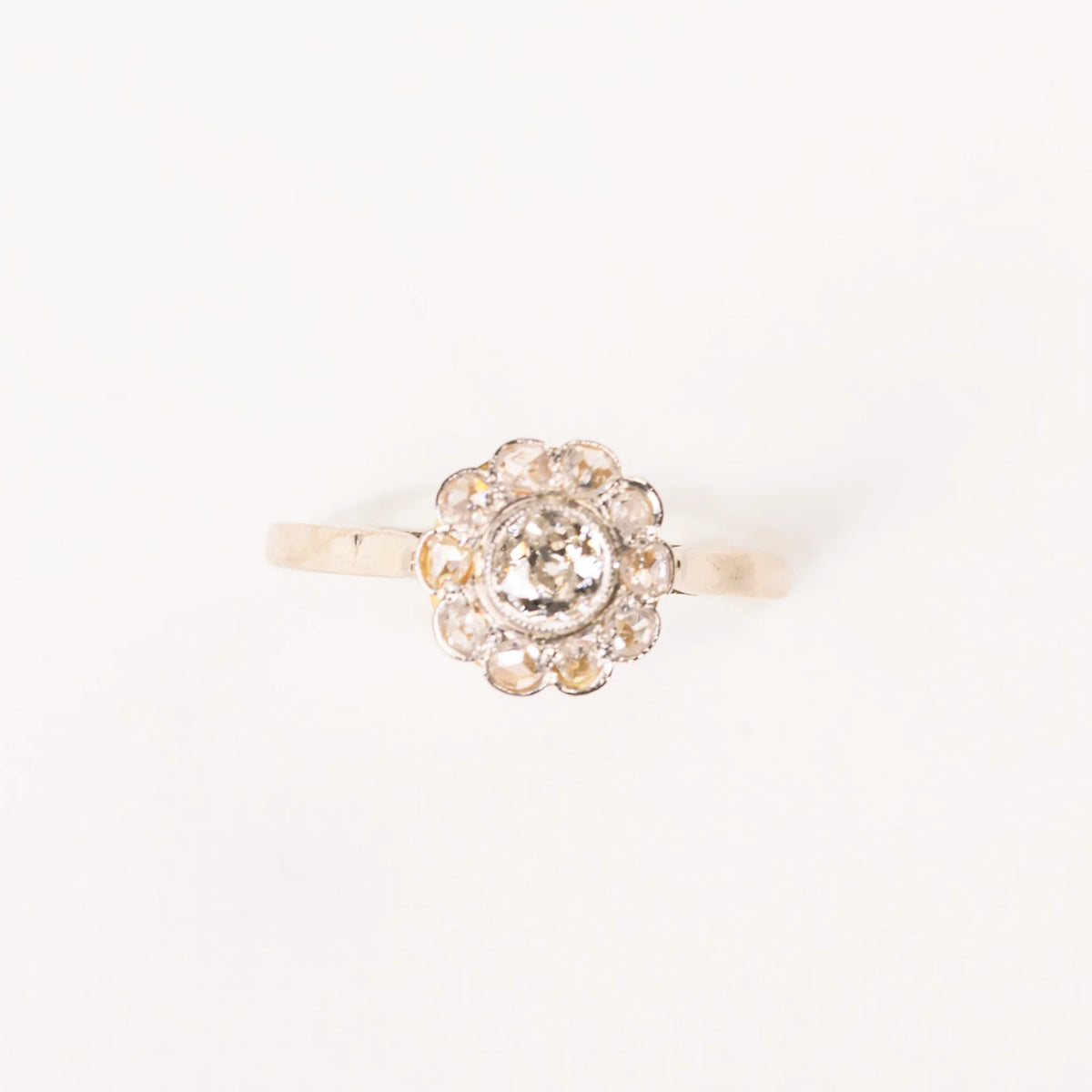 Bague marguerite ancienne diamants en or deux tons et platine