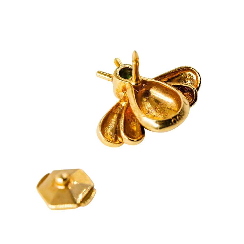 Broche Pin CARTIER "Abeille" en or jaune, émail et émeraude