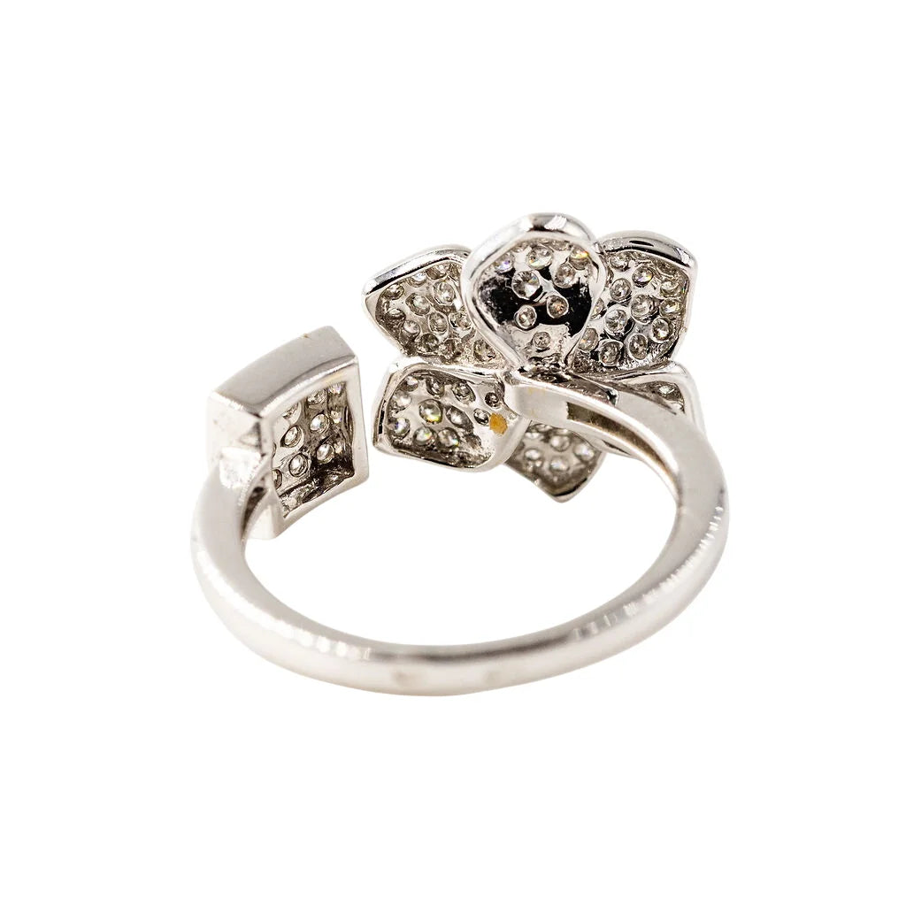 Bague Fleur en or blanc et diamants