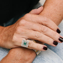 Bague Entourage en platine, émeraude et diamants
