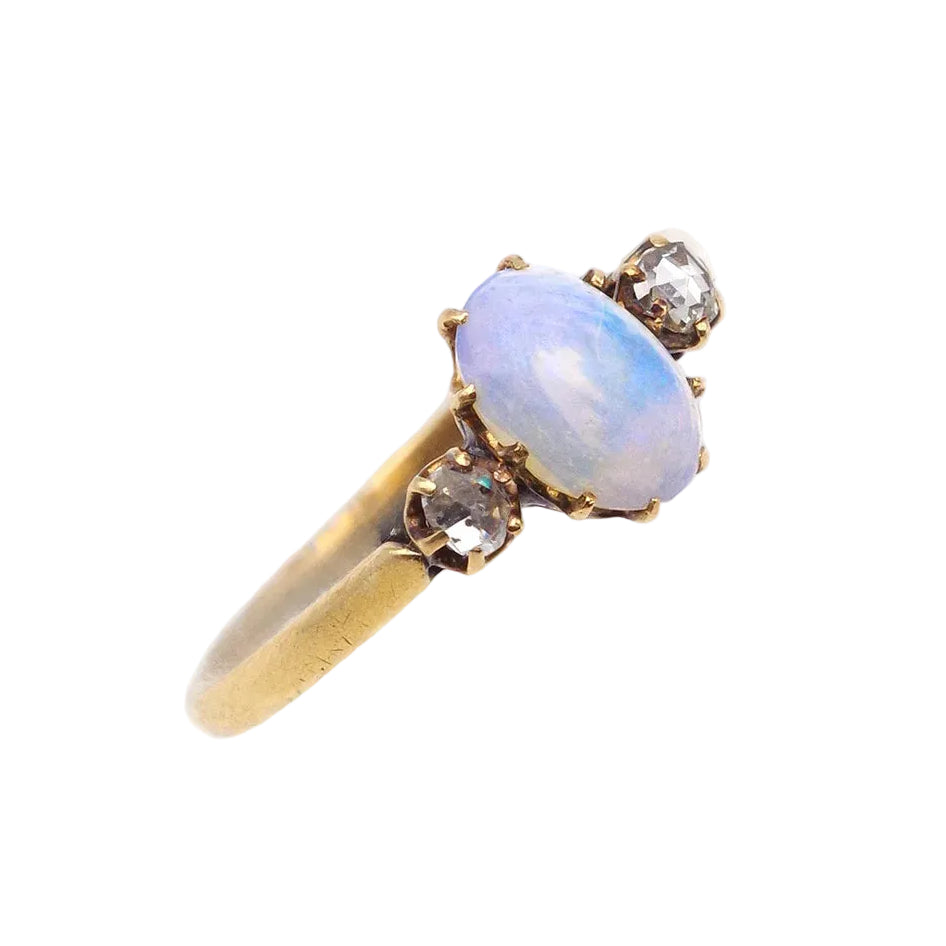 Bague Trilogie en or jaune, opale et diamants