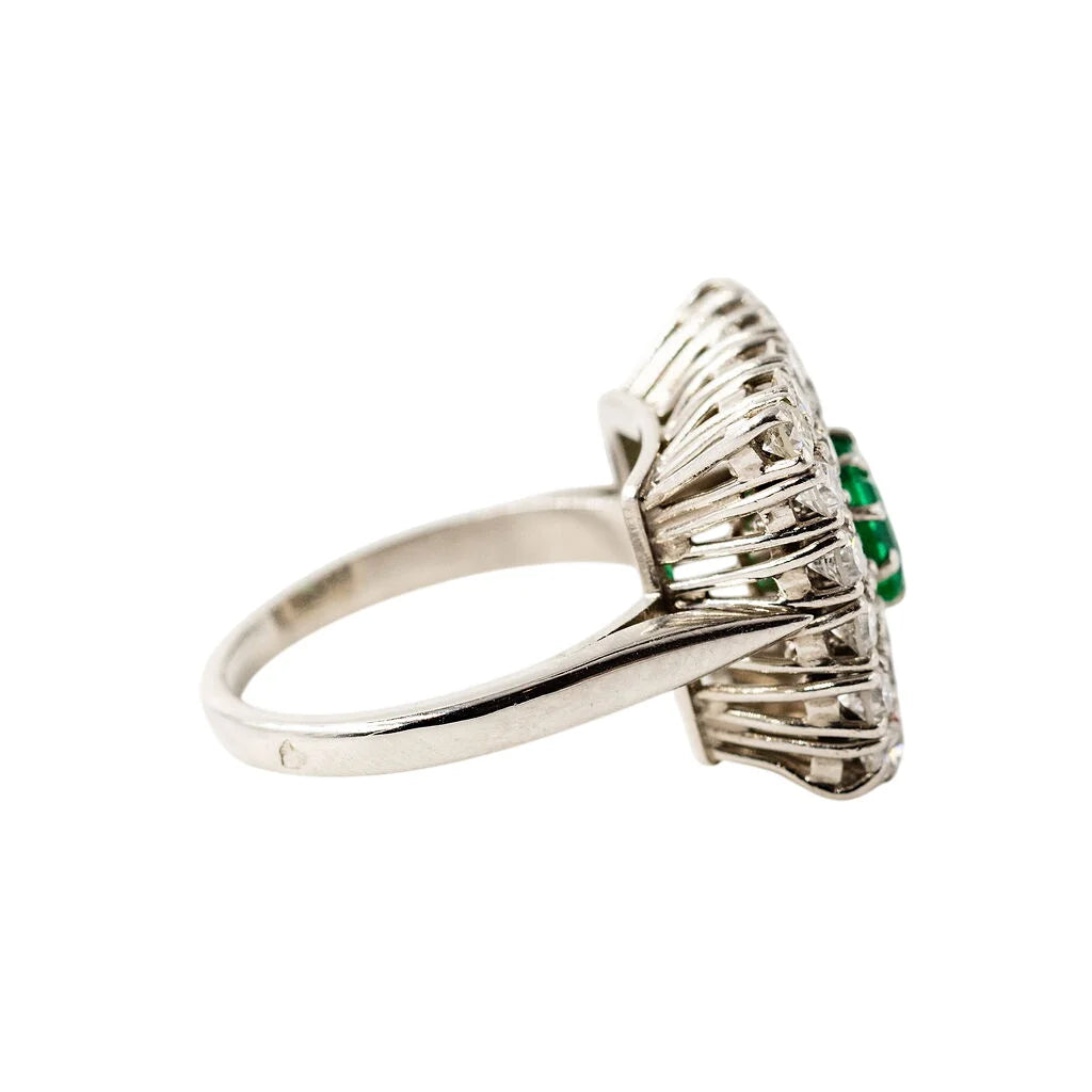 Bague Entourage en platine, émeraude et diamants