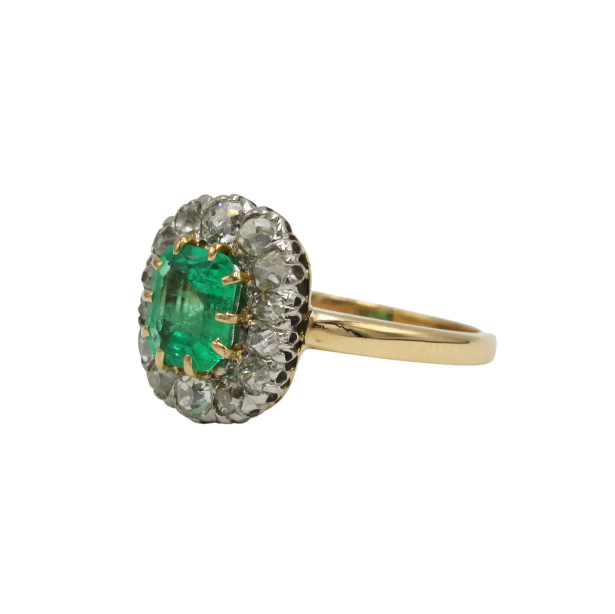 Bague Entourage en or jaune, émeraude et diamants