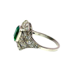 Bague Entourage en platine, émeraude et diamants