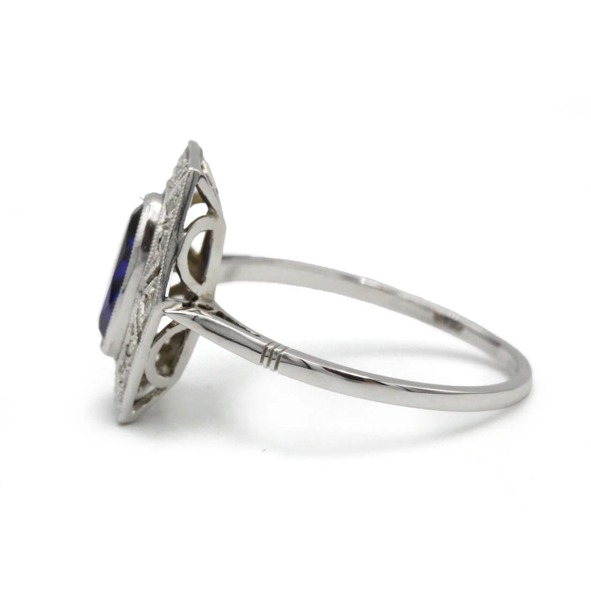 Bague Entourage en or blanc, saphir et diamants