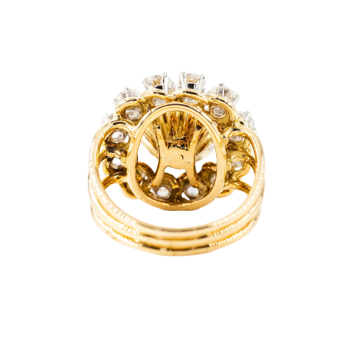 Bague Entourage en or jaune, platine, rubis et diamants
