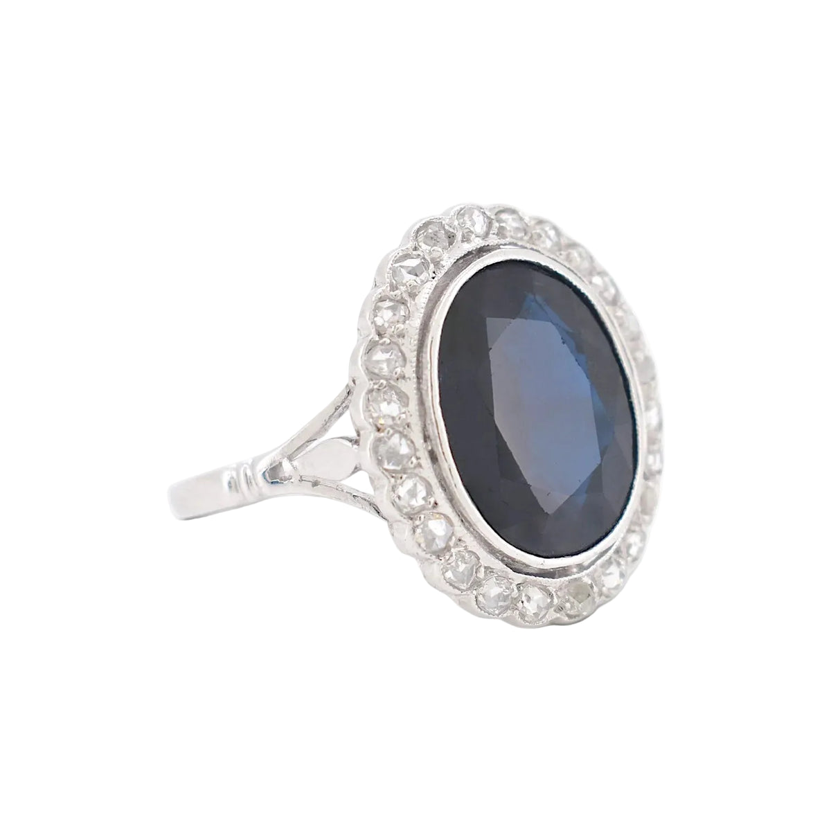 Bague Pompadour en platine, saphir et diamants