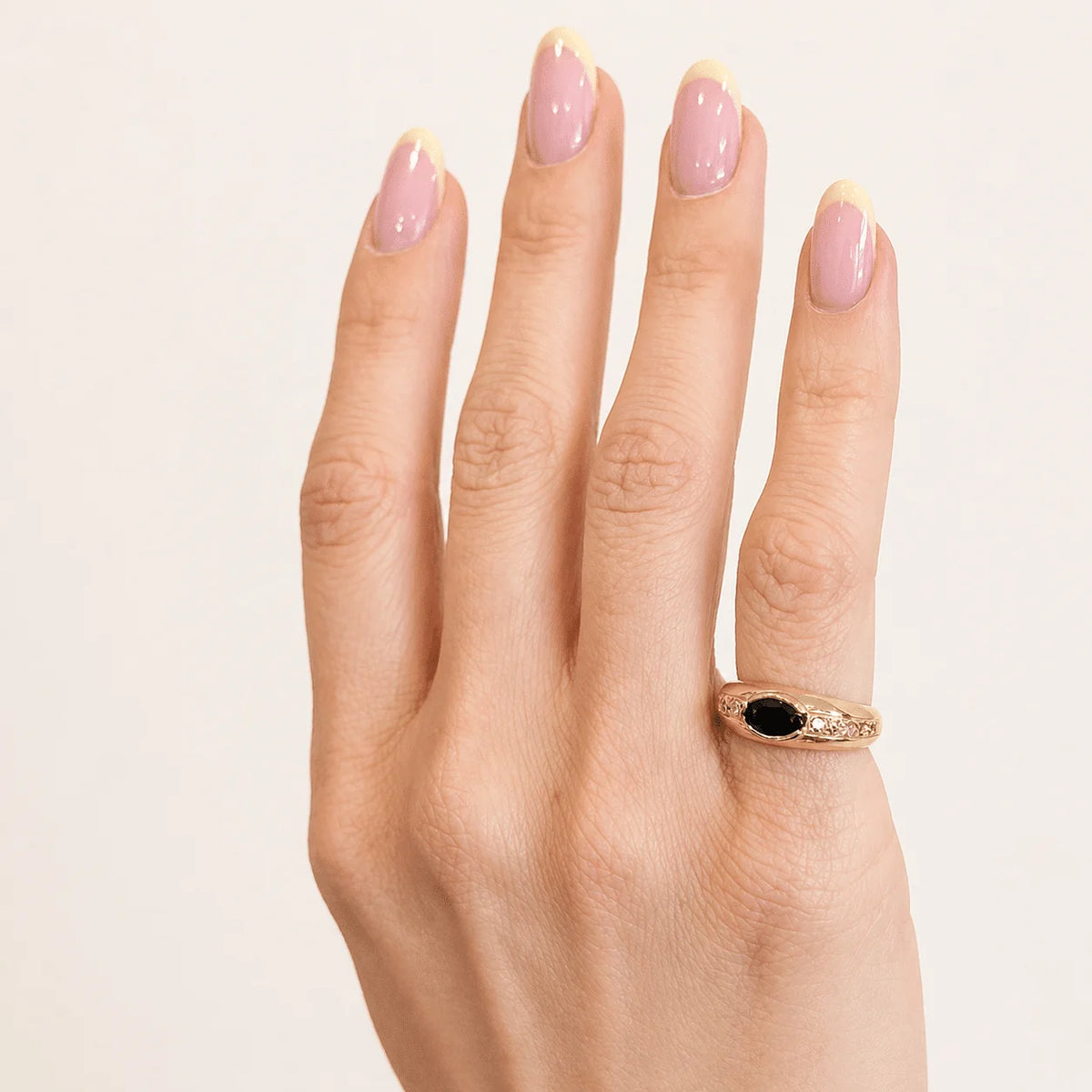 Bague Jonc en or jaune, saphir et diamants