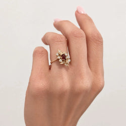 Bague Entourage en or jaune, rubis et diamants