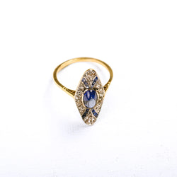 Bague marquise Art Déco en ors de couleurs, saphirs synthétiques et diamants