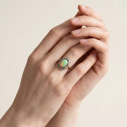 Bague Entourage en or jaune, platine, opale et diamants