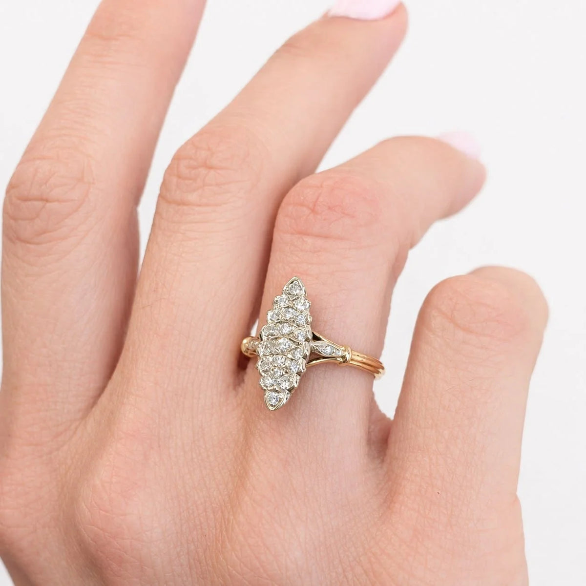 Bague Marquise en or blanc, or jaune et diamants