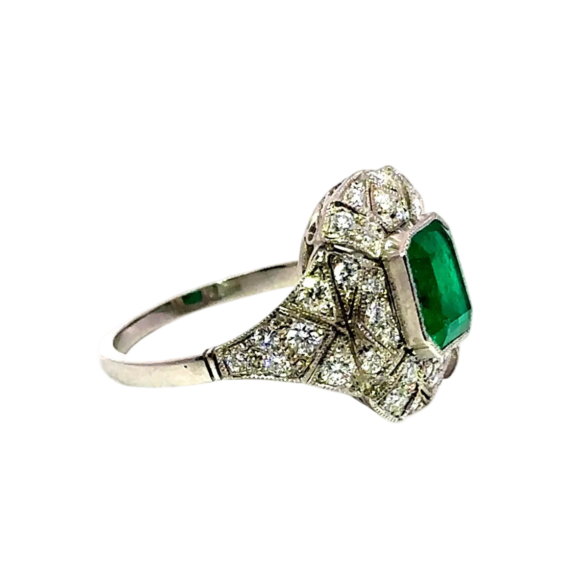 Bague Entourage en platine, émeraude et diamants