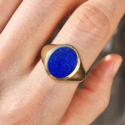Bague Chevalière en or jaune et lapis-lazuli