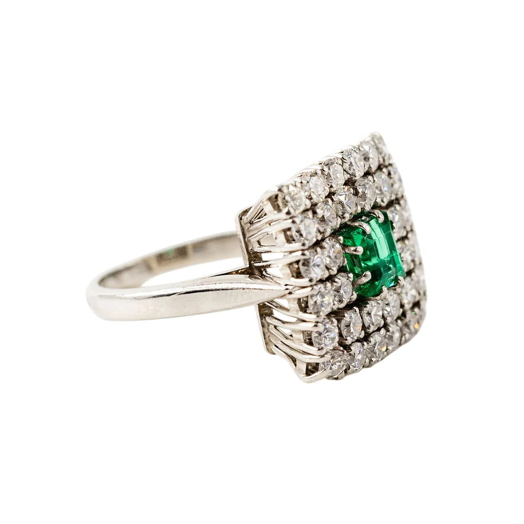 Bague Entourage en platine, émeraude et diamants