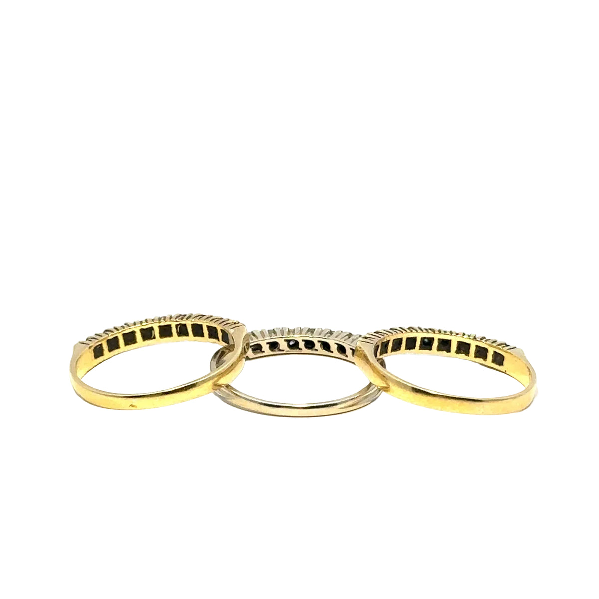 Bagues en or jaune, émeraudes, rubis et diamants