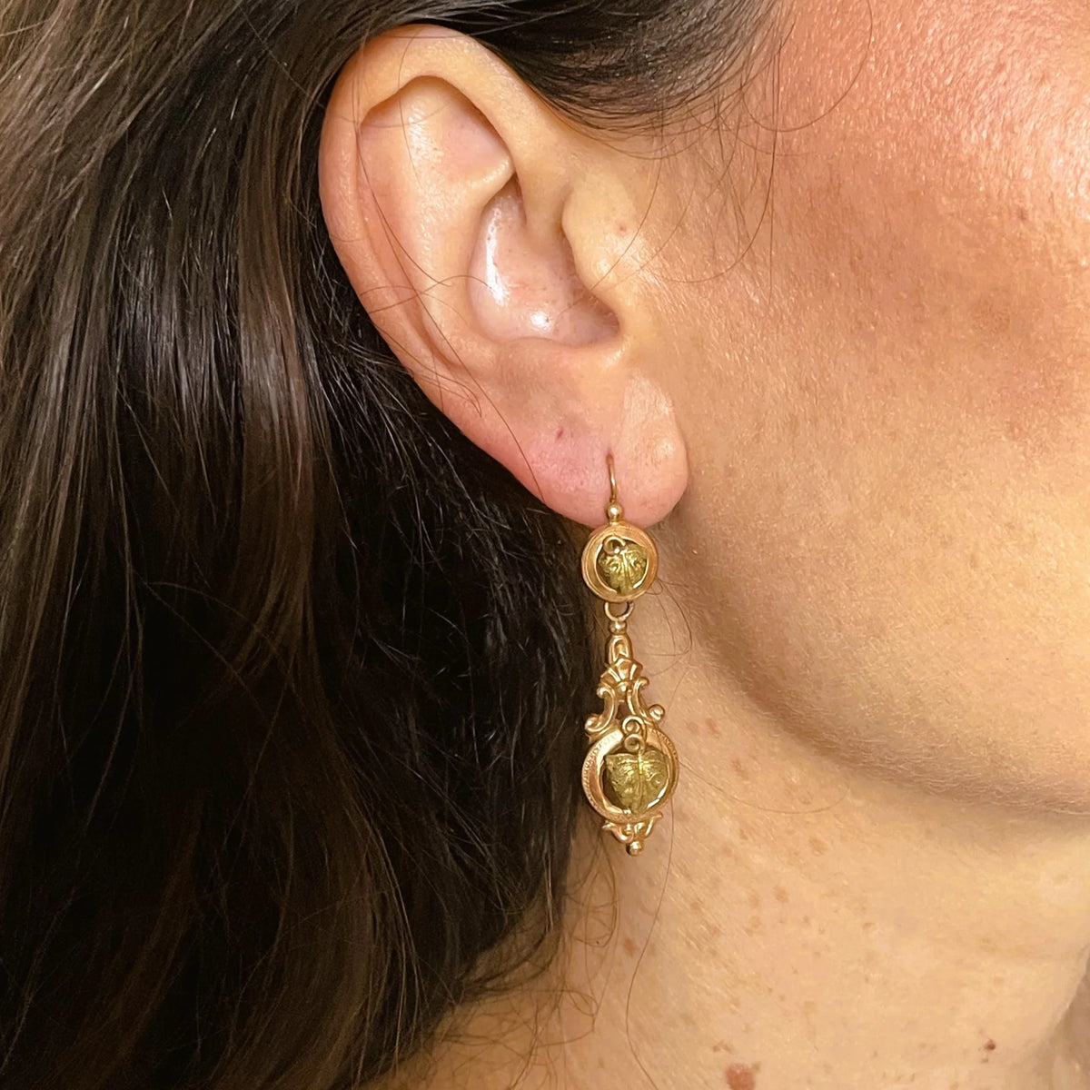Boucles d'oreilles pendantes anciennes en or rose et vert à motif de feuille de vigne
