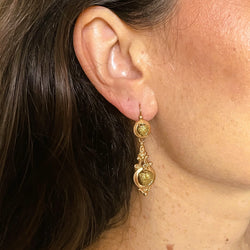 Boucles d'oreilles pendantes anciennes en or rose et vert à motif de feuille de vigne