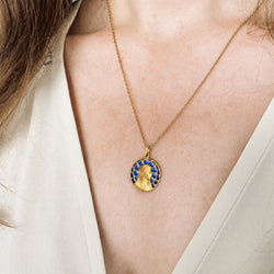 Médaille en or jaune et émail