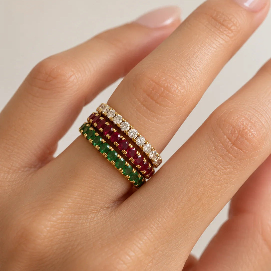 Bagues en or jaune, émeraudes, rubis et diamants