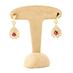 Boucles d'oreilles Pendantes en or jaune, rubis et diamants