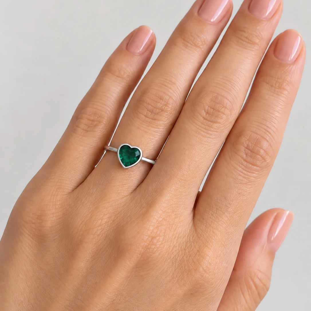 Bague Solitaire en or blanc et émeraude