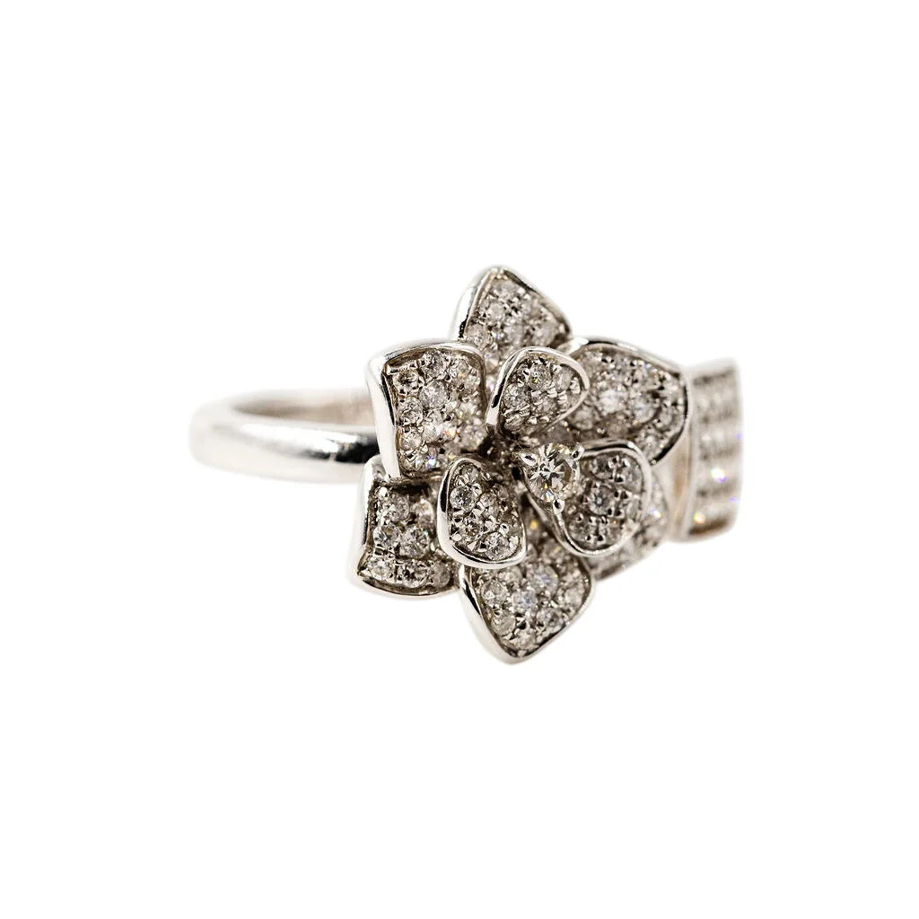 Bague Fleur en or blanc et diamants