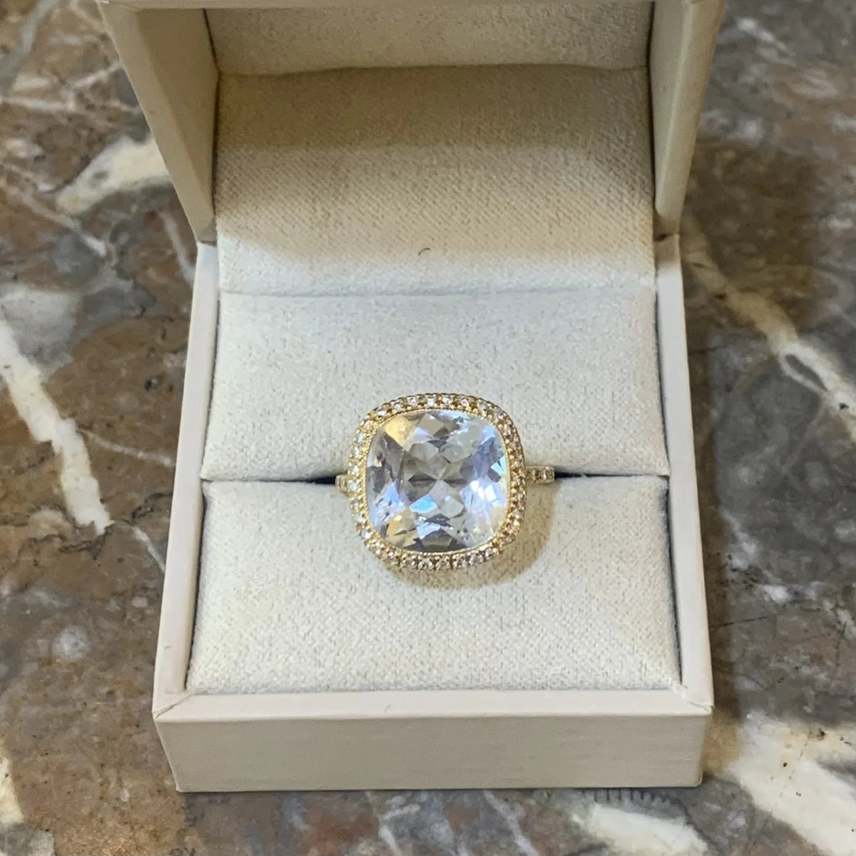 Bague Entourage ISABELLE LANGLOIS en or jaune, aigue-marine et diamants