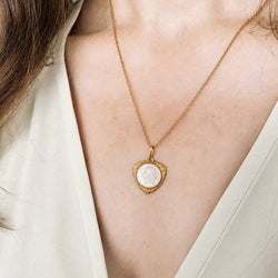 Médaille en or jaune et nacre