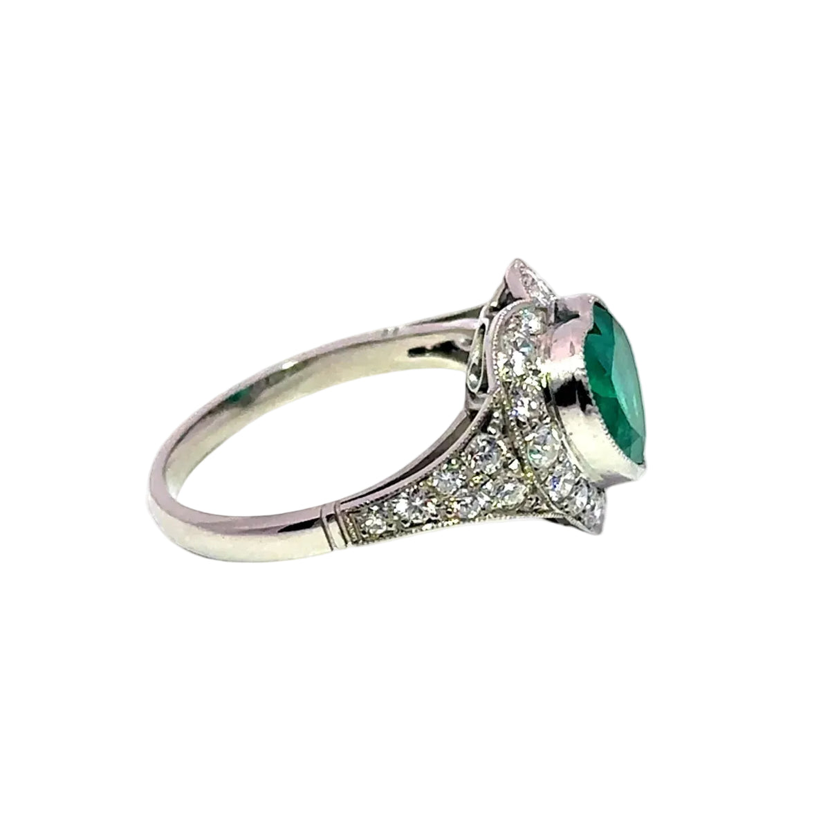 Bague Entourage en platine, émeraude et diamants